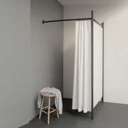1-sided fitting room. Set with frame in black, incl. 1 curtain in white, panel in white. W 100 x D 100 x H 210 cm.