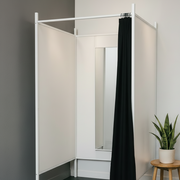 3-sided fitting room. Set with white frame, incl. 1 curtain in black, white panel. W 100 x D 100 x H 210 cm.