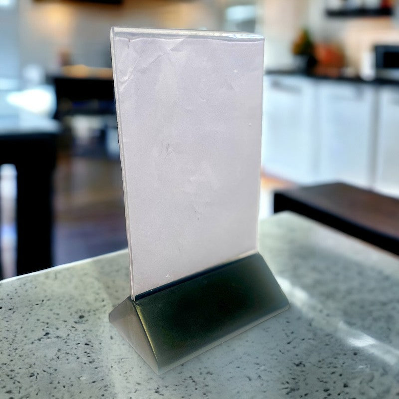 Skilteholder med A6 akryl og sort plastfod