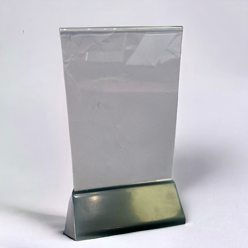 A6 skilteholder med sort plastfod og akrylskilt
