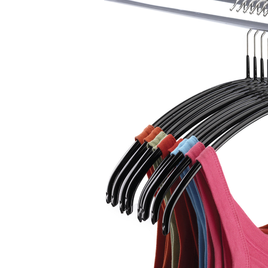 Sort strikbøjle vist i butiksmiljø