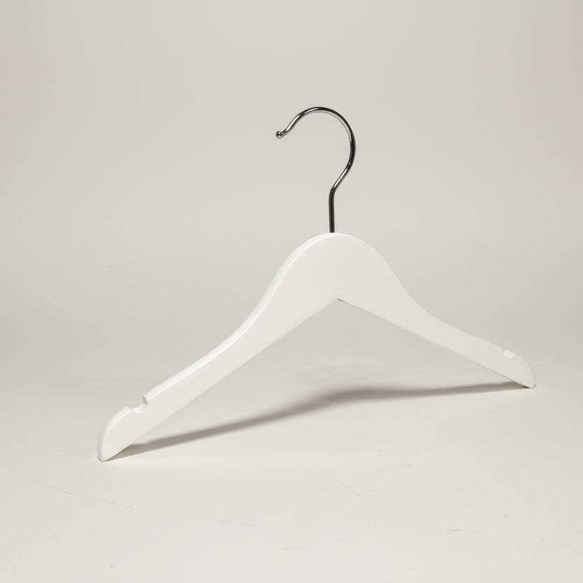 Hvid baby træbøjle med hak, 27 cm