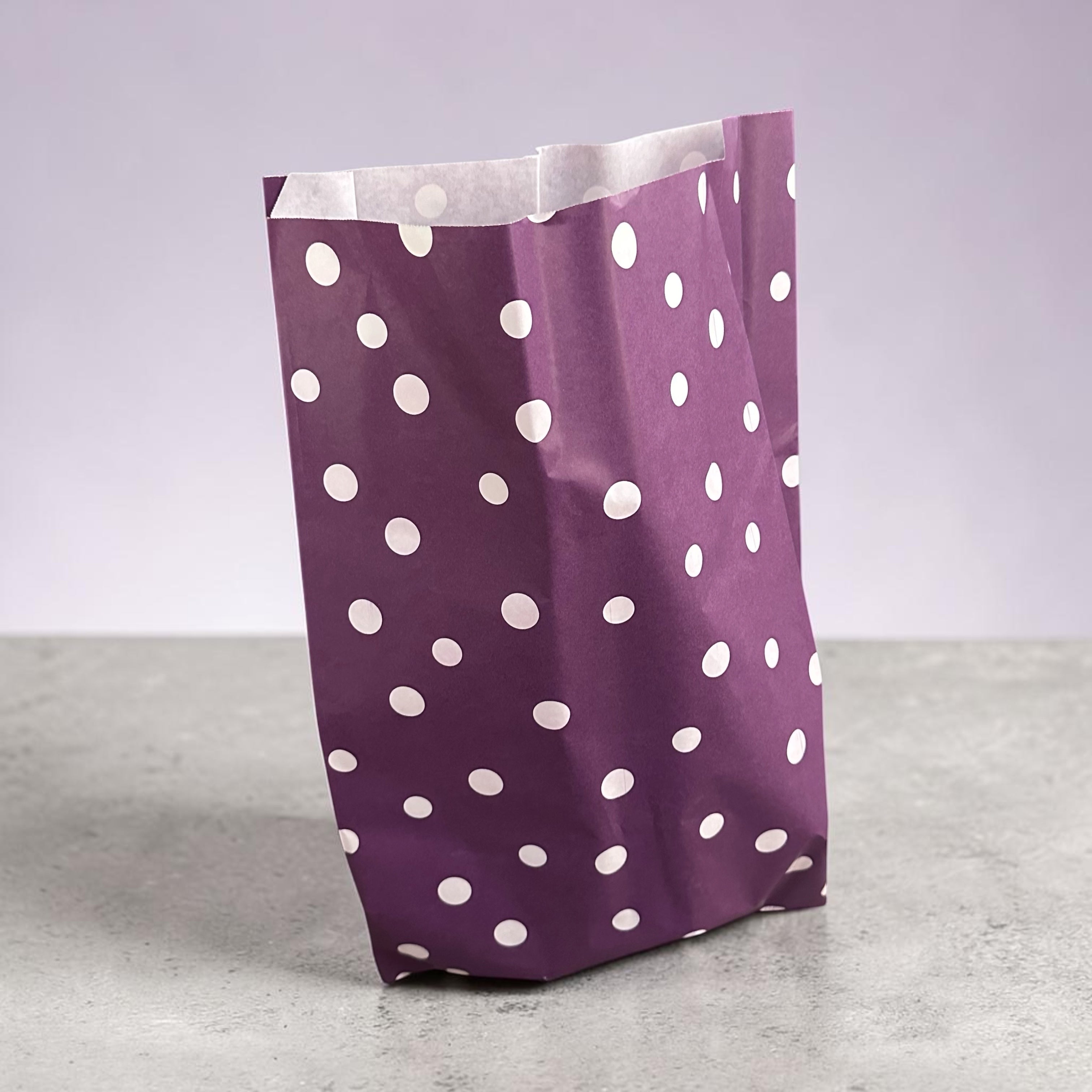 Gift bag, purple with polka dots. H49 cm. 250 pcs.