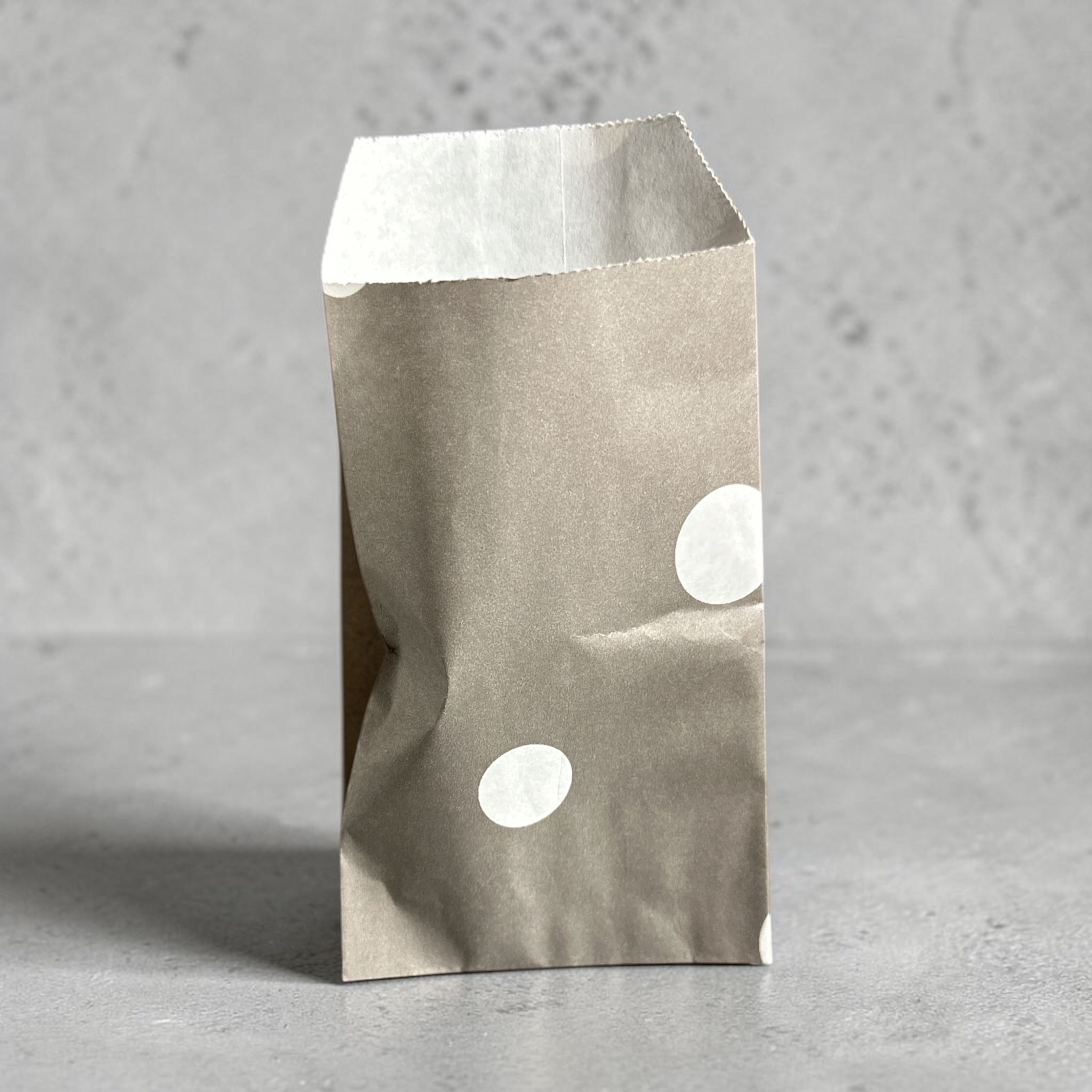 Gift bag, gray with dots. H 13.5 cm. 250 pcs.
