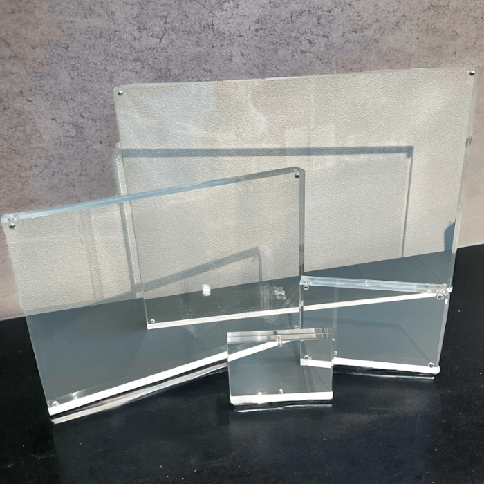 Magnetic sign holder, A7, W 7.5 x D 2 x H 10.5 cm, clear acrylic