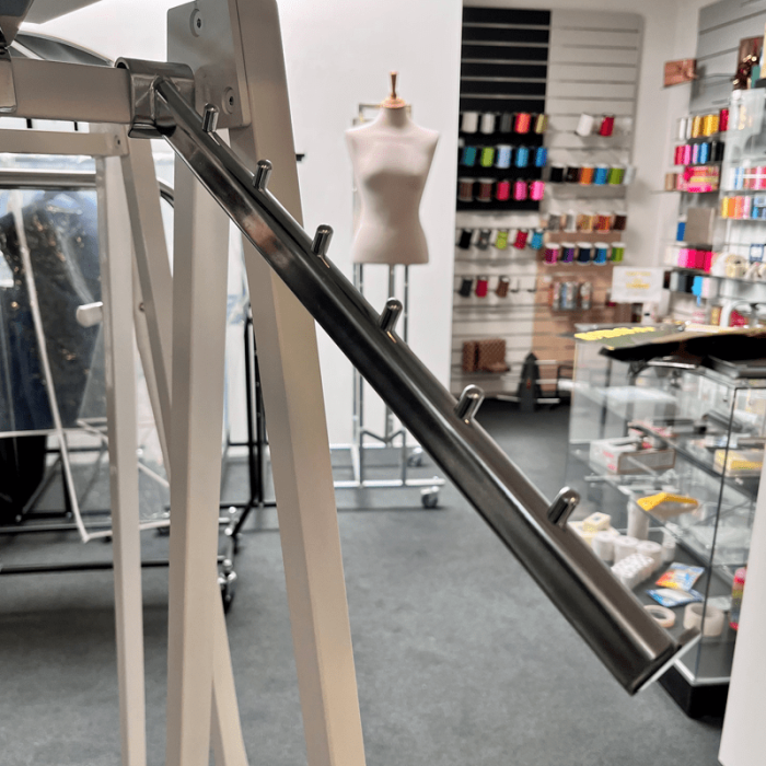 angled front mount, with 7 knobs, for oval. Decorative rod, chrome