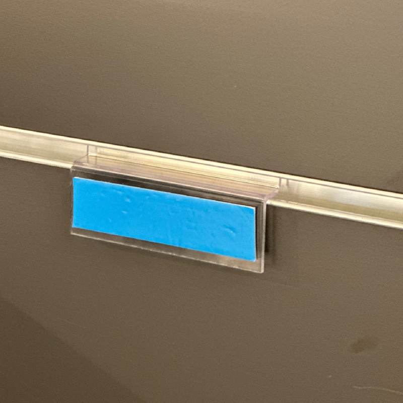 Akrylophæng med tape til rillepanel
