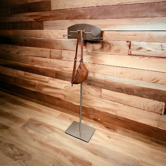 Krogedisplay i børstet satin. H 121-141.