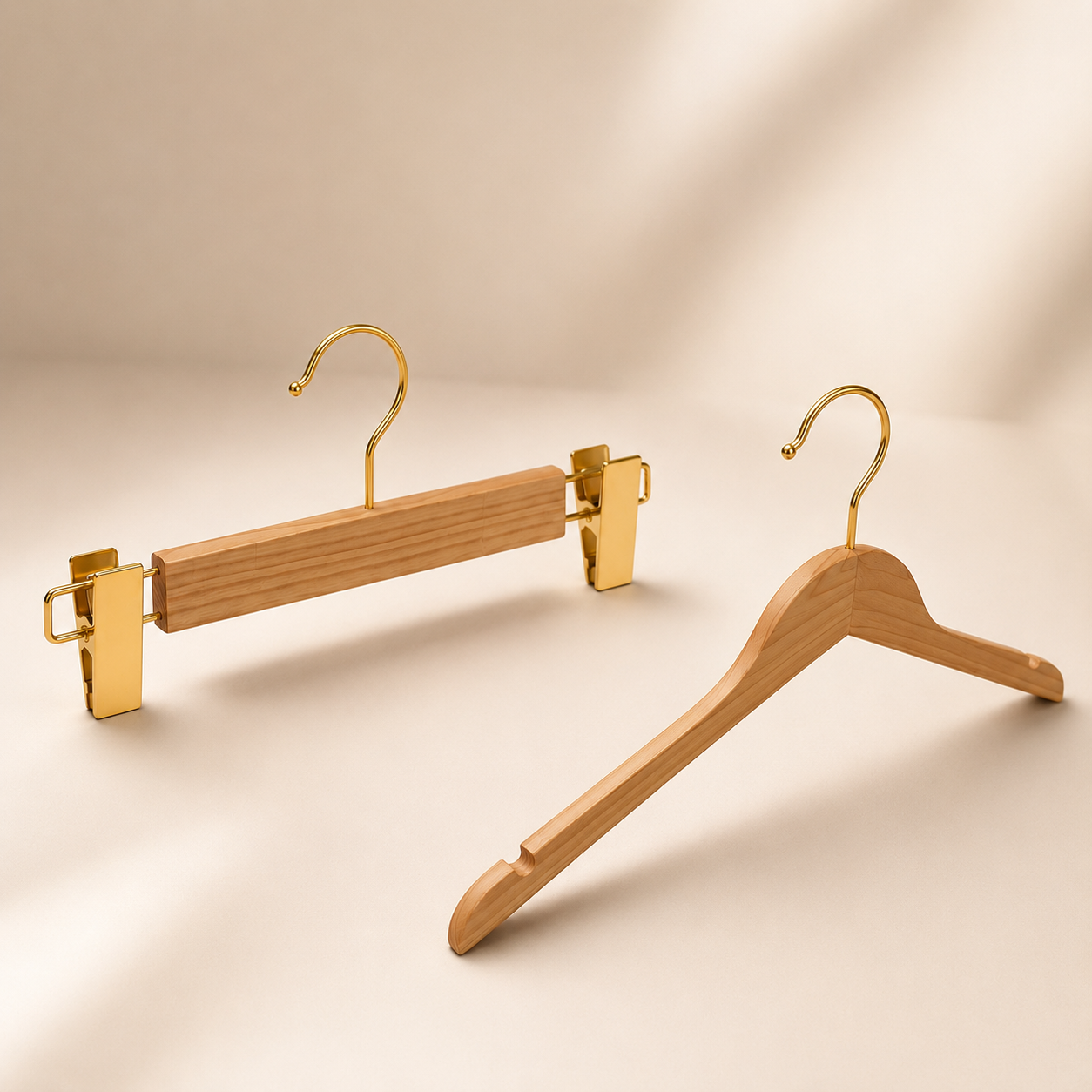 Buksebøjle, bøg, med kraftige klemmer, "guld" krog og klemmer, 31 cm.