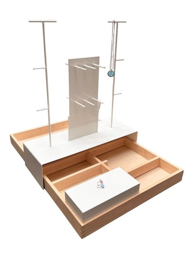 Smykkebakke, træbakke med rumdeling, hvidt tilbehør